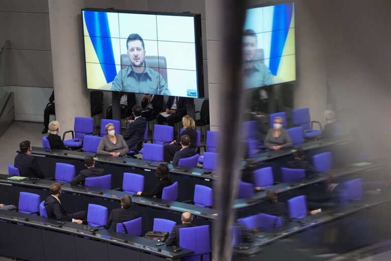 17 March 2022, Berlin: Ukrainian President Volodymyr Selenskyj speaks on a video screen in the Bundestag. Photo: Michael Kappeler/dpa (KEYSTONE/DPA/Michael Kappeler)