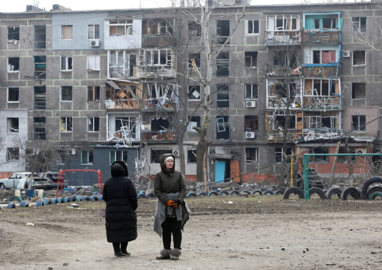 Local residents stand in front of a residential building which was damaged during Ukraine-Russia conflict in the besieged southern port city of Mariupol, Ukraine March 18, 2022. REUTERS/Alexander Ermochenko (KEYSTONE/REUTERS/ALEXANDER ERMOCHENKO)