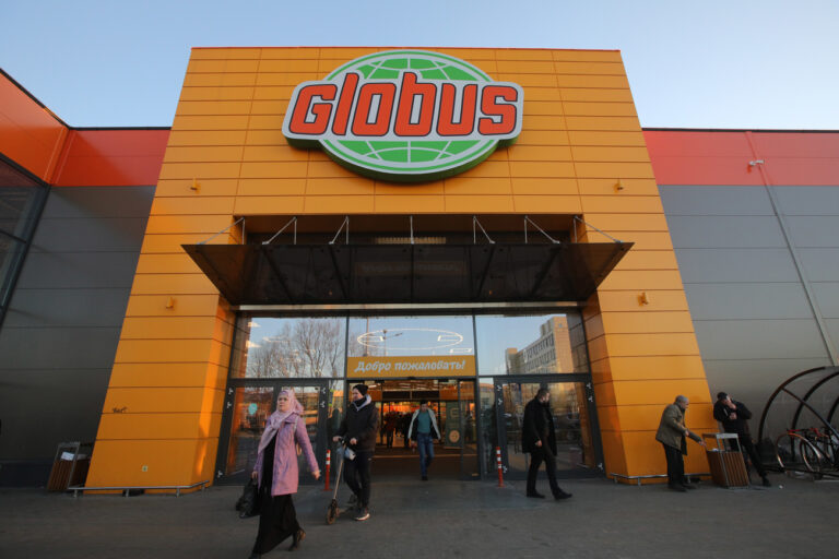 18 March 2022, Russia, Moskau: Logo of a Globus store on a building in Medvedkovo district of Moscow. Photo: ---/dpa (KEYSTONE/DPA/---)