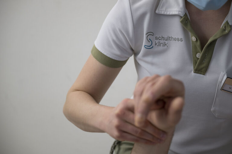 Eine Physiotherapeutin behandelt die operierte Schulter eines Patienten, fotografiert am Dienstag, 15. Maerz 2022 in der Schulthess Klinik in Zuerich. (KEYSTONE/Christian Beutler)