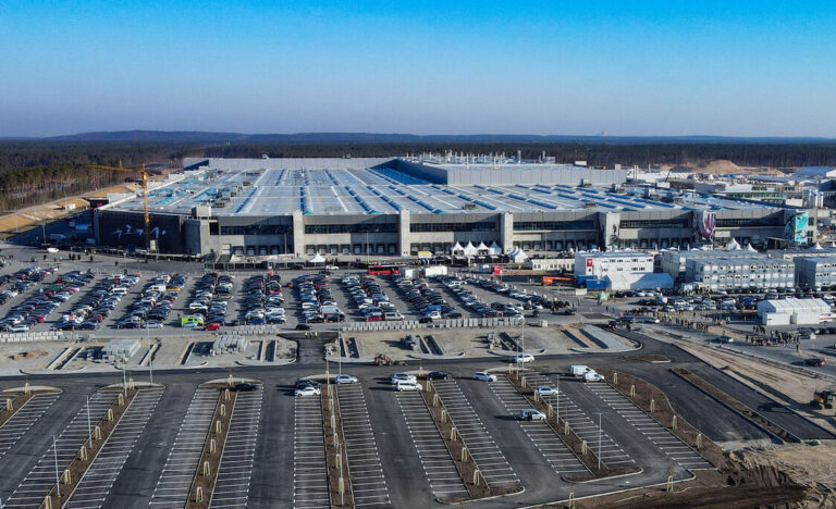 22.03.2022, Brandenburg, Grünheide: Das neue Werk der Tesla-Fabrik Berlin Brandenburg (Luftaufnahme mit einer Drohne). Die sogenannte Gigafactory soll am gleichen Tag feierlich eröffnet werden. Die erste europäische Fabrik in Grünheide, die auf 500 000 Fahrzeuge jährlich ausgelegt ist, ist eine wichtige Säule der Zukunftsstrategie von Tesla. Foto: Patrick Pleul/dpa-Zentralbild/dpa +++ dpa-Bildfunk +++ (KEYSTONE/DPA/Patrick Pleul)