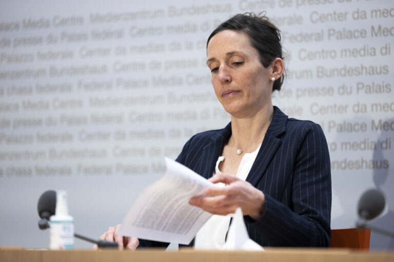 Tanja Stadler, Praesidentin National COVID-19 Science Task Force, waehrend einer Medienkonferenz zur aktuellen Situation des Coronavirus, am Dienstag, 22. Maerz 2022 in Bern. (KEYSTONE/Peter Klaunzer)