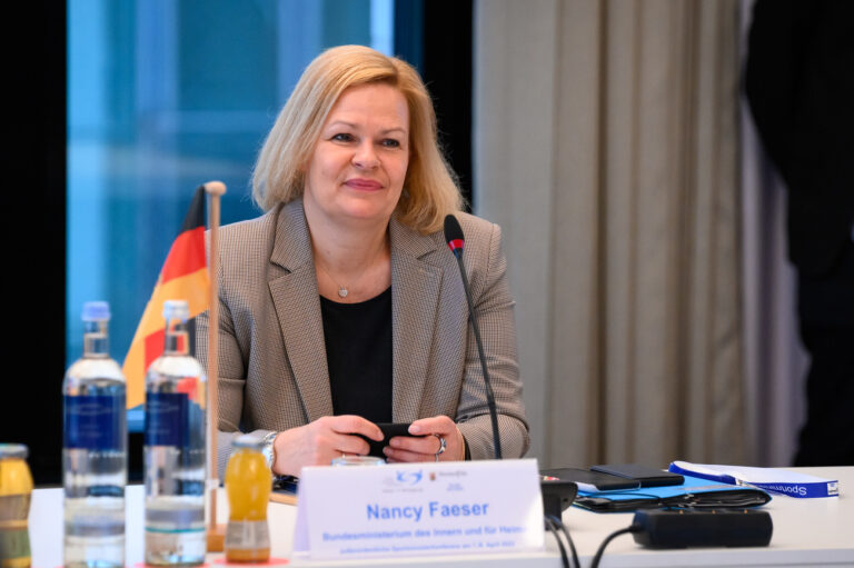 07 April 2022, Hamburg: Nancy Faeser (SPD), Federal Minister of the Interior and Home Affairs, attends the Extraordinary Conference of Sports Ministers at the Hotel Le Meridién on the Alster. Photo: Jonas Walzberg/dpa (KEYSTONE/DPA/Jonas Walzberg)