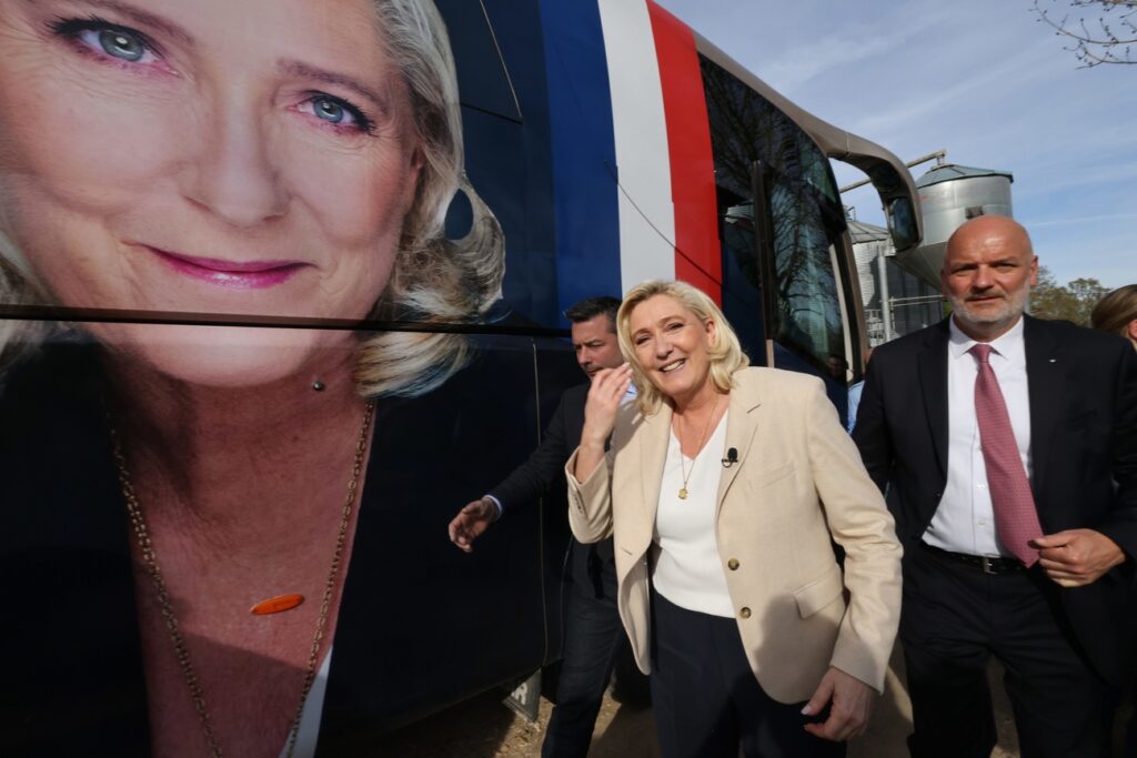 Frankreichs Votum gegen die Nato: Die souveränistischen Kandidaten erreichten im ersten Wahlgang eine satte Mehrheit. Marine Le Pen liebäugelt mit dem sicherheitspolitischen Alleingang