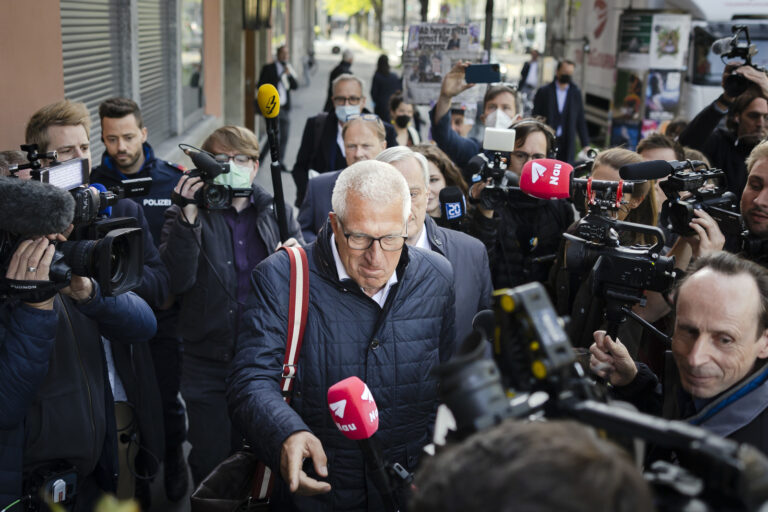 Der ehemalige Raiffeisenchef Pierin Vincenz, Mitte, verlaesst mit Anwalt Lorenz Erni die Urteilseroeffnung des Raiffeisen-Prozesses des Zuercher Bezirksgerichts, am Mittwoch, 13. April 2022 vor dem Volkshaus in Zuerich. Das Bezirksgericht Zuerich hat am Mittwoch den ehemaligen Raiffeisen-Chef Pierin Vincenz wegen mehrfacher Veruntreuung, mehrfacher ungetreuer Geschaeftsbesorgung und Urkundenfaelschung schuldig gesprochen. In mehreren Punkten wurde er aber freigesprochen. (KEYSTONE/Michael Buholzer)