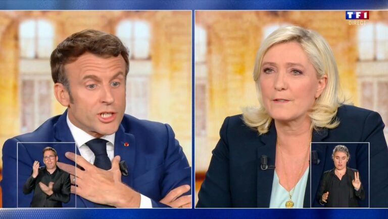 ©PHOTOPQR/L'EST REPUBLICAIN/Lionel VADAM ; Montbéliard ; 20/04/2022 ; Montbéliard le 20/04/2022 - Capture d'écran du débat de l'entre-deux tours de l'élection présidentielle 2022 sur la chaîne de télévision TF1 entre les candidats Emmanuel Macron (du parti LREM et président sortant) et Marine Le Pen (RN). Photo Lionel VADAM (KEYSTONE/MAXPPP/Lionel VADAM )