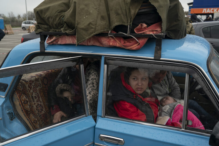 Internally displaced people from Mariupol and nearby towns arrive at a refugee center fleeing from the Russian attacks, in Zaporizhzhia, Ukraine, Thursday, April 21, 2022. Mariupol, which is part of the industrial region in eastern Ukraine known as the Donbas, has been a key Russian objective since the Feb. 24 invasion began. (KEYSTONE/AP Photo/Leo Correa)
