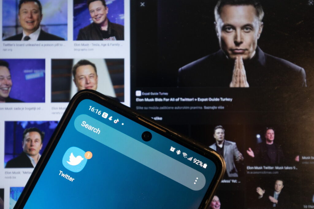 Elon Musk befeuert mit seinem Kauf von Twitter die Meinungsfreiheit – und bereits zwei Tage später bemerken konservative Nutzer einen geballten Zustrom von Followern. Wie kann das sein?