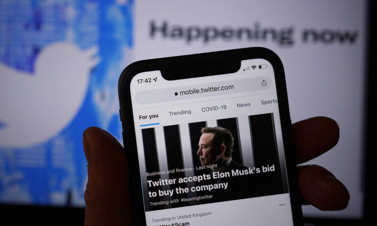 The Twitter social media app running on a mobile phone in London, as Twitter has accepted billionaire Elon Musk's bid to buy the company for £34.5 billion. (KEYSTONE/PRESS ASSOCIATION IMAGES/Yui Mok)