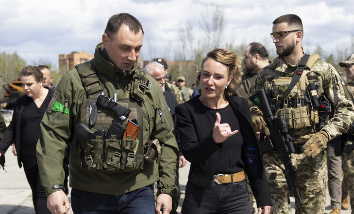 Irene Kaelin, President of the Swiss National Assembly, center, surrounded by members of the Ukrainian military, leaves the Hostomel airfield near Kiev, Ukraine, which was destroyed by Russian invaders, Wednesday, April 27, 2022. (KEYSTONE/Peter Klaunzer)