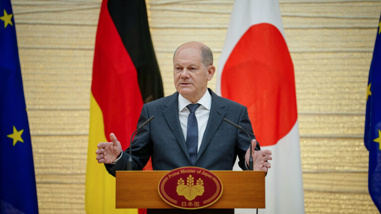 28 April 2022, Japan, Tokio: German Chancellor Olaf Scholz (SPD) holds a joint press conference alongside the Japanese Prime Minister. Japan is one of the leading democratic economic powers that have joined forces in the G7. Photo: Kay Nietfeld/dpa (KEYSTONE/DPA/Kay Nietfeld)