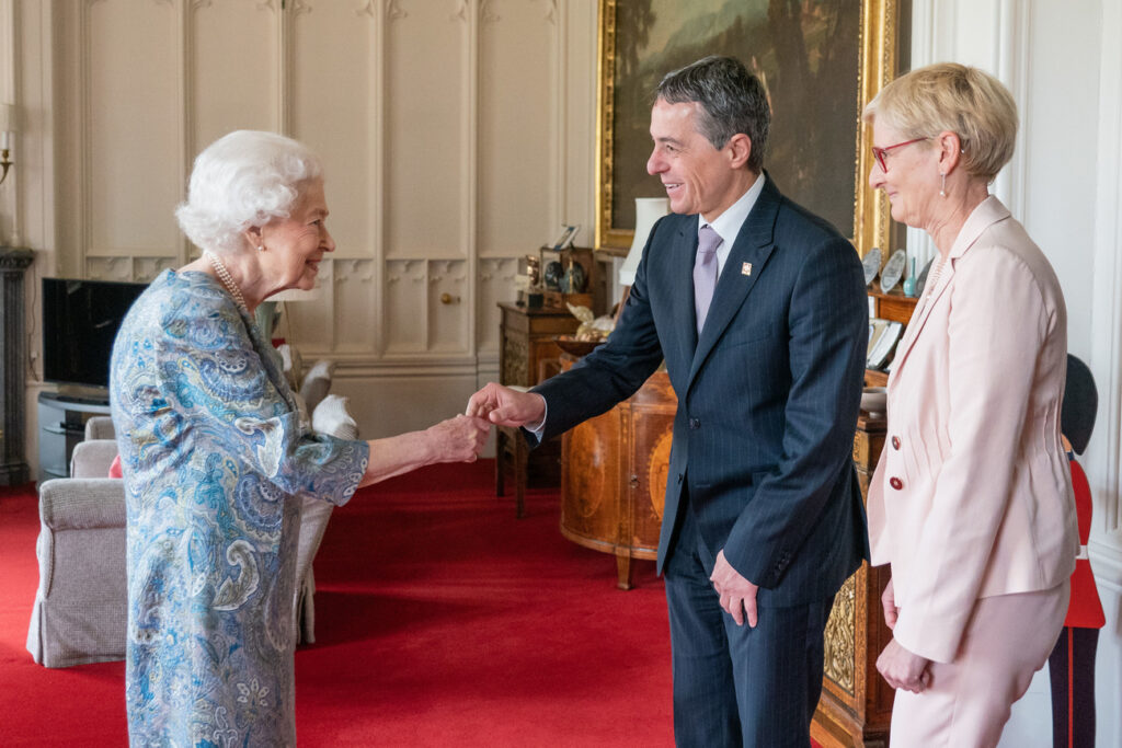 Bundespräsident Ignazio Cassis besucht die Queen. Was bleibt haften? Nichts ausser ein grau-bläulich gemustertes Kleid Ihrer Majestät