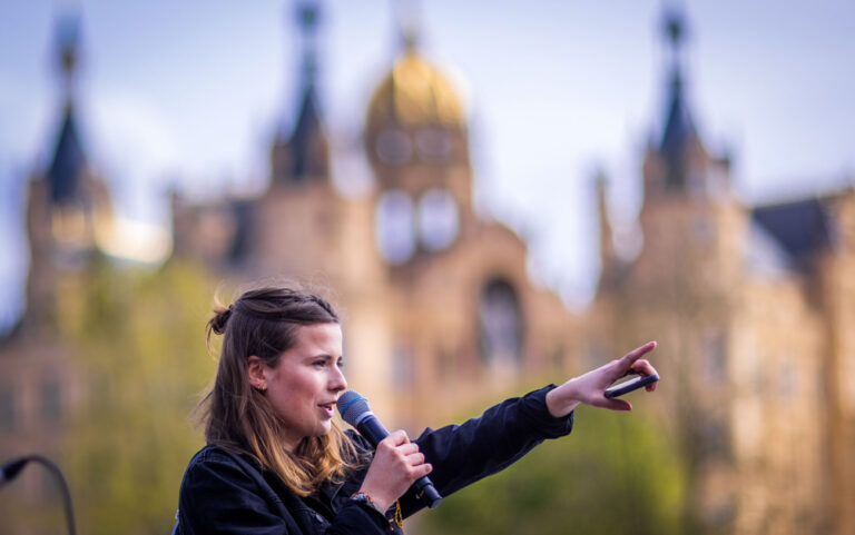 29 April 2022, Mecklenburg-Western Pomerania, Schwerin: German climate activist Luisa Neubauer speaks at a protest by activists from Fridays for Future in front of the castle. The call for the so-called climate strike was made in response to the discussion about the controversial Climate Foundation MV. Photo: Jens Büttner/dpa (KEYSTONE/DPA/Jens Büttner)