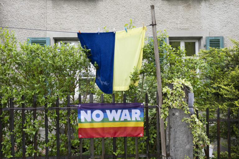 Tuecher in den Farben der Ukrainischen Flagge und eine 