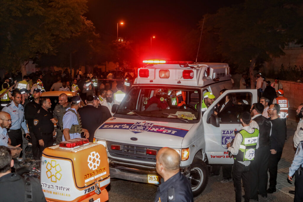 (220505) -- ELAD, May 5, 2022 (Xinhua) -- Israeli police and medical workers are seen at the scene of an attack in Elad, Israel, on May 5, 2022. Three people were killed and three others were injured in 