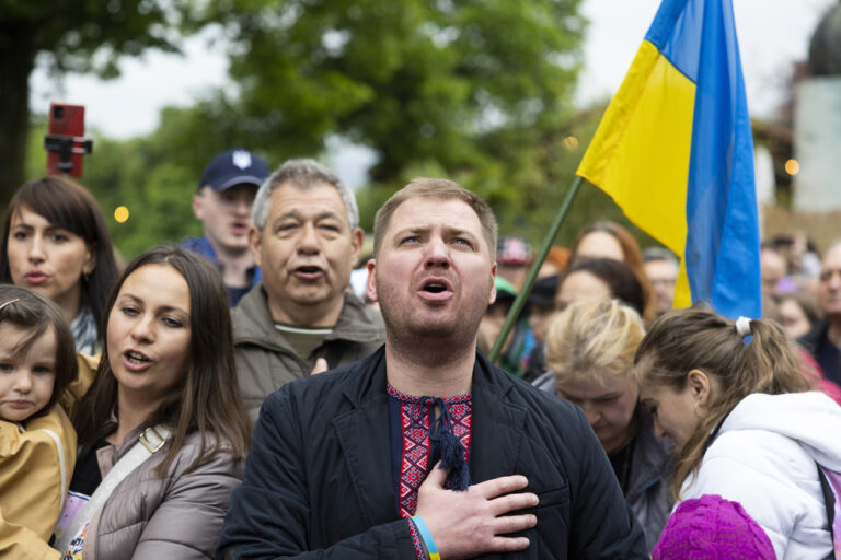 Artem Rybchenko, Ukrainischer Botschafter in der Schweiz, singt mit seinen Landsleuten die Ukrainische Nationalhymne, bei der Pflanzung einer Friedenslinde als Zeichen fuer den Frieden und der Solidaritaet mit der Ukraine, am Freitag, 6. Mai 2022, auf der kleinen Schanze in Bern. (KEYSTONE/Peter Klaunzer)