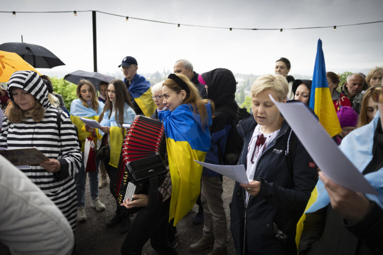 Fluechtlinge aus der Ukraine singen die Ukrainische Nationalhymne, bei der Pflanzung einer Friedenslinde als Zeichen fuer den Frieden und der Solidaritaet mit der Ukraine, am Freitag, 6. Mai 2022, auf der kleinen Schanze in Bern. (KEYSTONE/Peter Klaunzer)