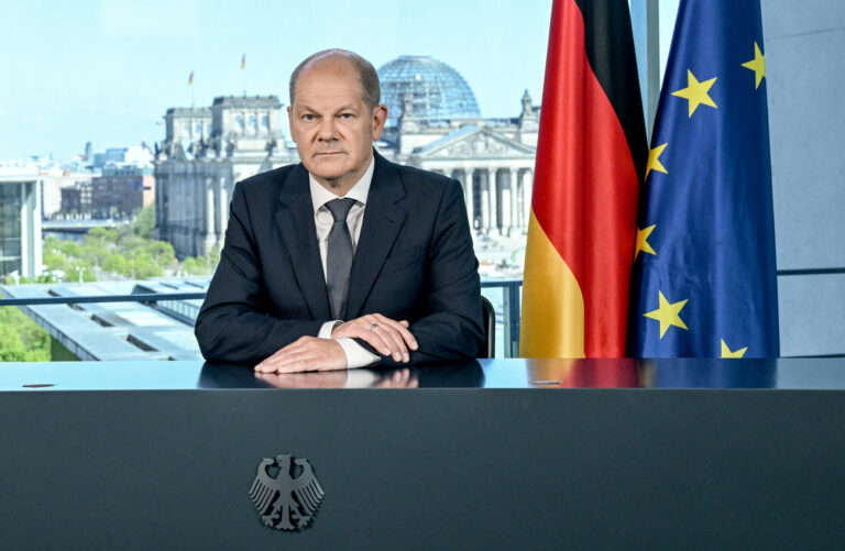 dpatop - 08 May 2022, Berlin: ATTENTION: PUBLICATION CUT-OFF TIME 6:00 P.M. (MESZ). German Chancellor Olaf Scholz (SPD) delivers a televised address to the nation on the war in Ukraine. Photo: Britta Pedersen/dpa/Pool/dpa (KEYSTONE/DPA/Britta Pedersen)
