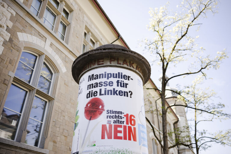 Ein Abstimmungsplakat gegen die Vorlage Stimmrechtsalter 16, an einer Plakatsaeule, am Sonntag, 15. Mai 2022 in Zuerich. KEYSTONE/Michael Buholzer)