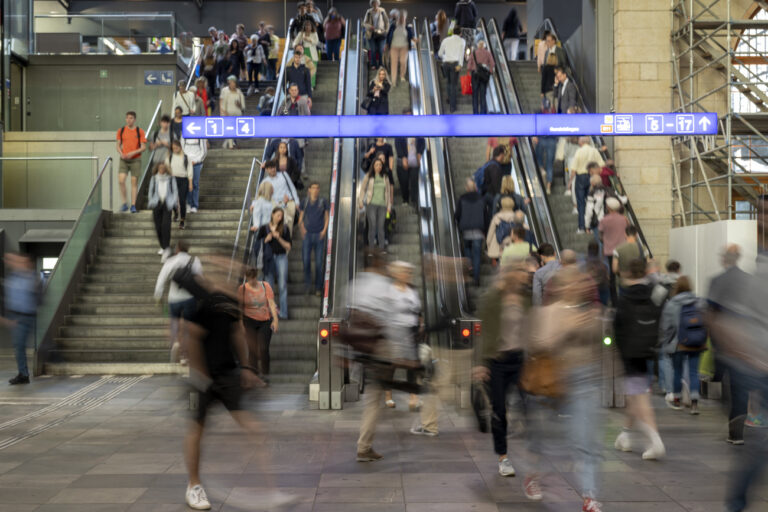 Reisende gelangen ueber die Rolltreppen in die Bahnhofshalle im Bahnhof SBB in Basel, am Montag, 16. Mai 2022. (KEYSTONE/Georgios Kefalas)