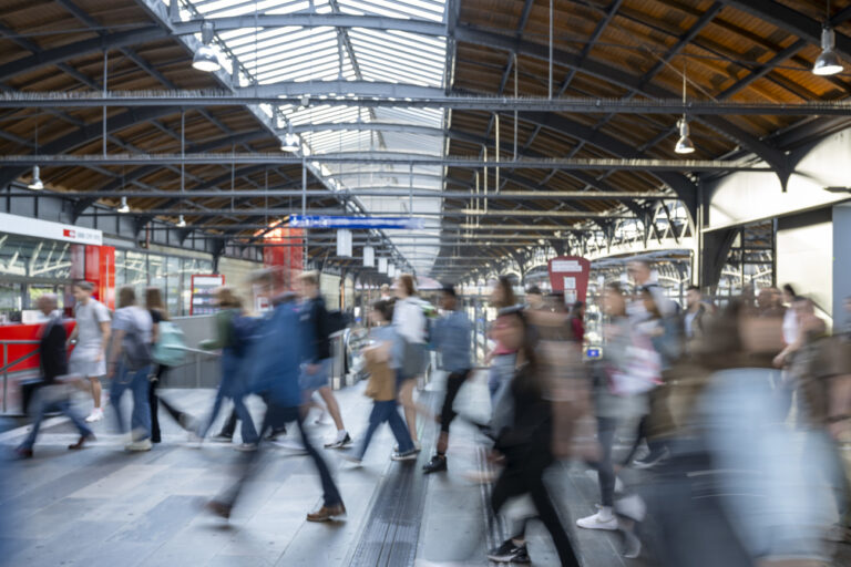 Reisende gehen ueber die Passerelle im Bahnhof SBB in Basel, am Montag, 16. Mai 2022. (KEYSTONE/Georgios Kefalas)