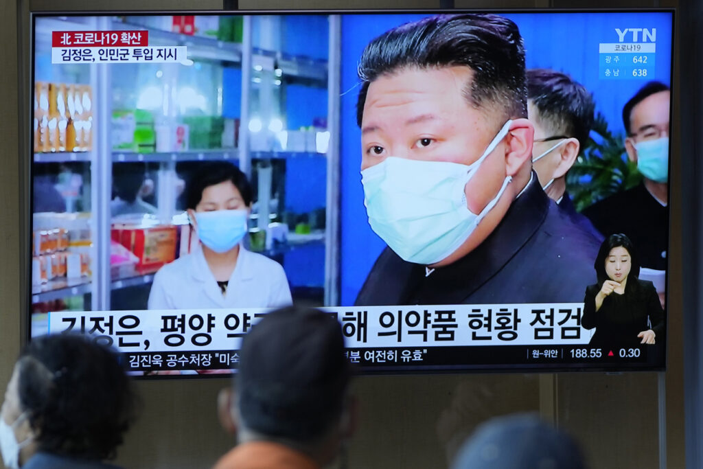 Corona erreicht Nordkorea. Pjöngjang hat seinen ersten offiziellen Fall. Kim Jong Uns Hausmittel dagegen: Salzwasser gurgeln und Weidenbläterttee trinken