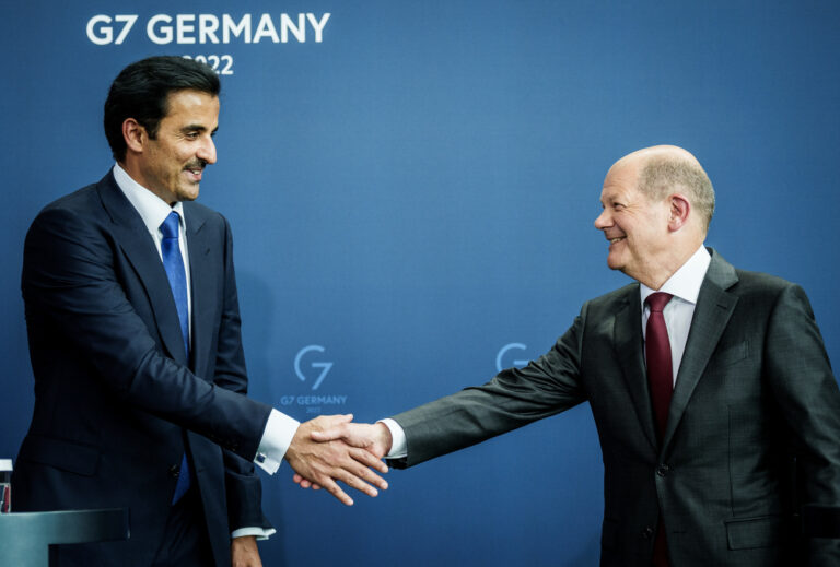 20.05.2022, Berlin: Der Emir von Katar (l), Scheich Tamim Bin Hamad Al Thani, gibt Bundeskanzler Olaf Scholz (SPD) im Kanzleramt nach einer Pressekonferenz die Hand. Zuvor war eine katarisch-deutsche Energiepartnerschaft unterzeichnet worden. Foto: Michael Kappeler/dpa +++ dpa-Bildfunk +++ (KEYSTONE/DPA/Michael Kappeler)