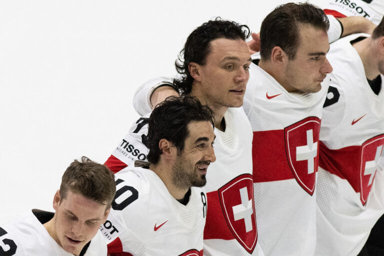 Switzerland's Dominik Egli, Andres Ambuehl, Calvin Thuerkauf and Timo Meier, from left, listen the national anthem during the Ice Hockey World Championship group A preliminary round match between Switzerland and Canada in Helsinki at the Ice Hockey Hall, Finland on Saturday, May 21, 2022. (KEYSTONE/Peter Schneider)