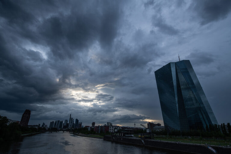 23.05.2022, Hessen, Frankfurt/Main: Dunkle Regenwolken ziehen über die Bankenskyline von Frankfurt und die EZB hinweg. Foto: Boris Roessler/dpa +++ dpa-Bildfunk +++ (KEYSTONE/DPA/Boris Roessler)
