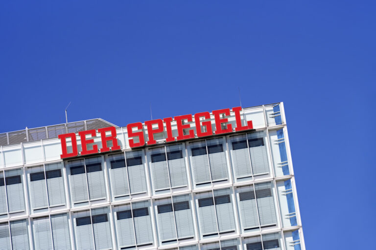 Spiegel-Logo am Verlagshaus an der Ericusspitze in der Hafencity von Hamburg, Deutschland (KEYSTONE/CHROMORANGE/Christian Ohde)