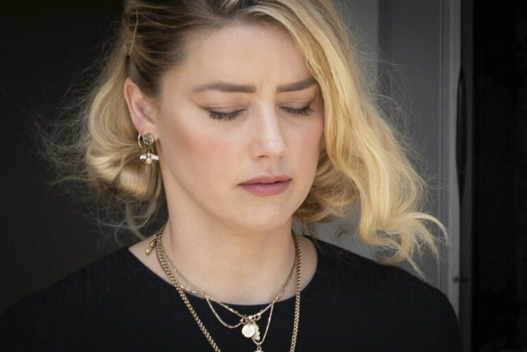 Amber Heard departs the Fairfax County Courthouse, in Fairfax, Virginia, after the verdict was announced in the civil trial with Johnny Depp, Wednesday, June 1, 2022. Depp brought a defamation lawsuit against his former wife, actress Amber Heard, after she wrote an op-ed in The Washington Post in 2018 that, without naming Depp, accused him of domestic abuse. Credit: Cliff Owen / CNP (RESTRICTION: NO New York or New Jersey Newspapers or newspapers within a 75 mile radius of New York City) (KEYSTONE/DPA/Cliff Owen - CNP)
