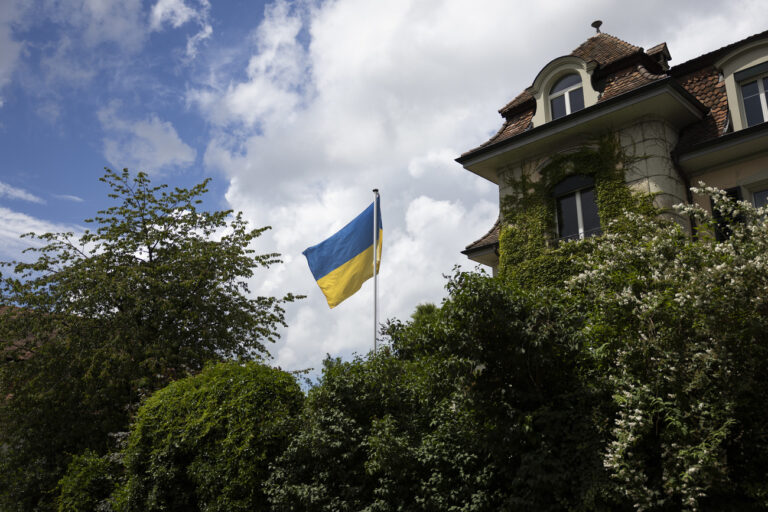 Eine Ukrainische Flagge weht als Zeichen der Solidaritaet mit der Ukraine vor einem Haus, am Sonntag, 5. Juni 2022, in Bern. (KEYSTONE/Peter Klaunzer)