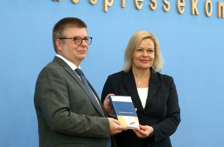 07 June 2022, Berlin: Nancy Faeser (SPD), Federal Minister of the Interior, and Thomas Haldenwang, President of the Federal Office for the Protection of the Constitution, attend the presentation of the 2021 Report on the Protection of the Constitution to the Federal Press Conference. Photo: Wolfgang Kumm/dpa (KEYSTONE/DPA/Wolfgang Kumm)