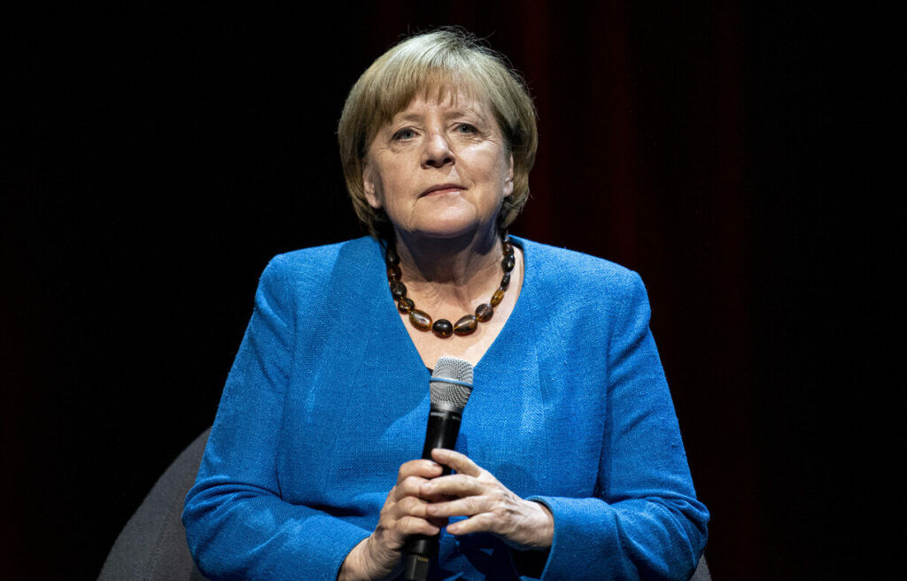 Merkel im Berliner Ensemble: Diskret, aber deutlich kritisierte die Ex-Kanzlerin die aggressive Russland-Politik des Westens. Ihrem als zögerlich geltenden Nachfolger stärkte sie den Rücken