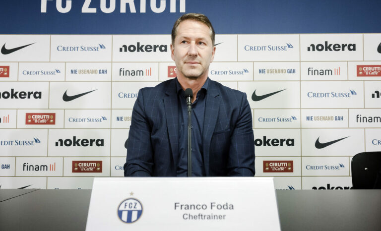 Der neue FCZ-Cheftrainer Franco Foda spricht an einer Medienkonferenz am Mittwoch 8. Juni 2022 im Medienraum im Letzigrund Stadion in Zuerich. (KEYSTONE/Michael Buholzer)