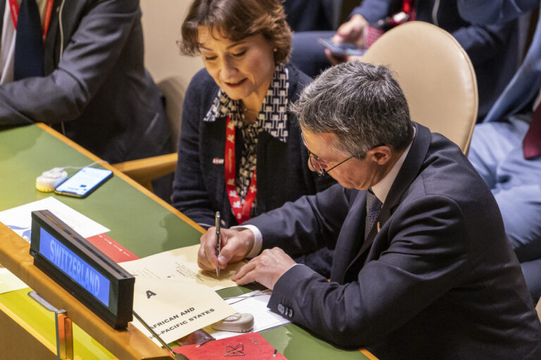 President of the Confederation and Minister of Foreign Affairs Ignazio Cassis, right, fills out the ballot next to Pascale Baeriswyl, Ambassador and Permanent Representative of Switzerland to the United Nations during the election of five non permanent members to the Security Council for the period 2023-2024, on Thursday, June 9, 2022 during a General Assembly session at UN headquarters in New York, on Thursday, June 9, 2022 in New York, USA. The UN General Assembly votes on the candidacies of Switzerland, Mozambique, Japan, Ecuador and Malta to the Security Council for the period 2023-2024. (KEYSTONE/Alessandro della Valle)