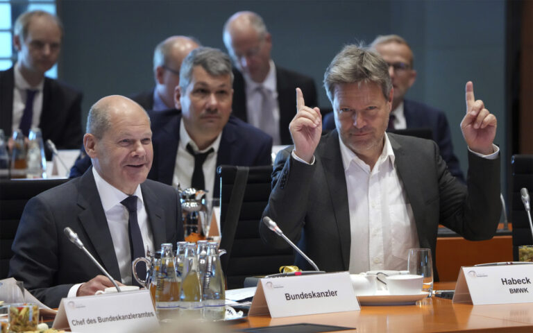 14 June 2022, Berlin: Robert Habeck (Bündnis 90/Die Grünen, r), Federal Minister for Economic Affairs and Climate Protection, gestures next to Chancellor Olaf Scholz (SPD, l) during the kick-off meeting of the Alliance for Transformation at the Chancellor's Office. Representatives from politics, business, trade unions and science want to talk about the energy transition. Photo: Michael Sohn/POOL AP/dpa (KEYSTONE/DPA/Michael Sohn)