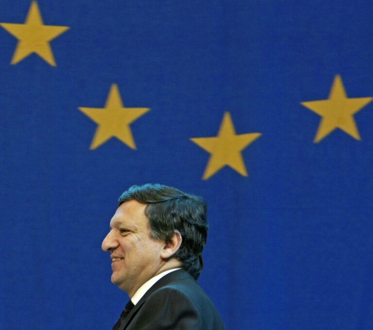 Jose Manuel Barroso, Praesident der EU-Kommission, auf dem Weg zu seiner Rede beim 97. Deutschen Katholikentag am Freitag, 23. Mai 2008, in Osnabrueck. Bis zum Sonntag werden taeglich ueber 34.000 Dauerteilnehmer erwartet. Das Programm umfasst etwa 1.200 Veranstaltungen. (AP Photo/Jens Meyer) --- EU Commission President Jose Manuel Barroso walks in front of the European flag at the 97th German Katholikentag, or Catholic Church assembly, in Osnabrueck, northern Germany, on Friday, May 23, 2008. The traditional gathering of German Catholics that takes place every two years in different cities is expected to attract some 34,000 people. (AP Photo/Jens Meyer)