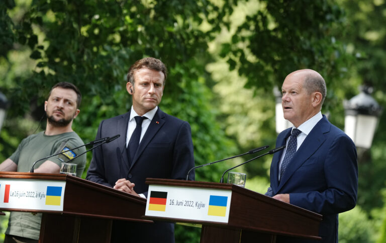 16 June 2022, Ukraine, Kiew: Volodymyr Selenskyj (l-r), President of Ukraine, Emmanuel Macron, President of France, and German Chancellor Olaf Scholz (SPD) speak during a joint press conference. German Chancellor Scholz, French President Macron, Italian Prime Minister Draghi and Romanian leader Iohannis arrived in the Ukrainian capital Kiev on Thursday morning. There they want to talk with Ukrainian President Selenskyj about further support for the country under attack from Russia. Photo: Kay Nietfeld/dpa (KEYSTONE/DPA/Kay Nietfeld)