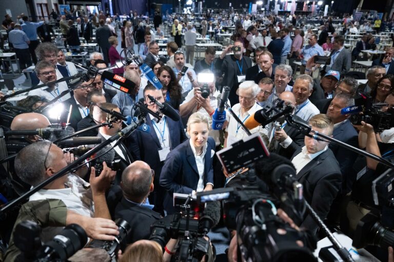 dpatopbilder - 18.06.2022, Sachsen, Riesa: Alice Weidel (AfD, M) beantwortet nach ihrer Wahl zur zweiten, gleichberechtigten Bundessprecherin auf dem Bundesparteitag der AfD die Fragen der Journalisten. Weidel führt mit Chrupalla bereits die Bundestagsfraktion und war bisher stellvertretende Parteichefin. Foto: Sebastian Kahnert/dpa +++ dpa-Bildfunk +++ (KEYSTONE/DPA/Sebastian Kahnert)