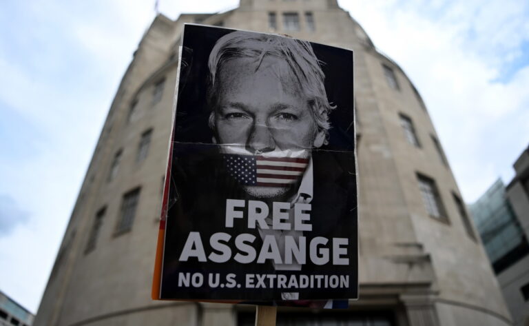 epa10020334 A protester demonstrates against Julian Assange's extradition to the US in central London, Britain, 18 June 2022. The UK government has announced it plans to extradite WikiLeaks founder Julian Assange to the United States. EPA/ANDY RAIN
