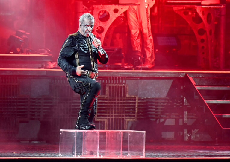 18.06.2022, Nordrhein-Westfalen, Düsseldorf: Rammstein Frontsänger Till Lindemann performt den Song «Deutschland» auf der Bühne. Rammstein sind auf Deutschland-Tournee mit ihrem neuen Album «Zeit». Foto: Malte Krudewig/dpa +++ dpa-Bildfunk +++ (KEYSTONE/DPA/Malte Krudewig)