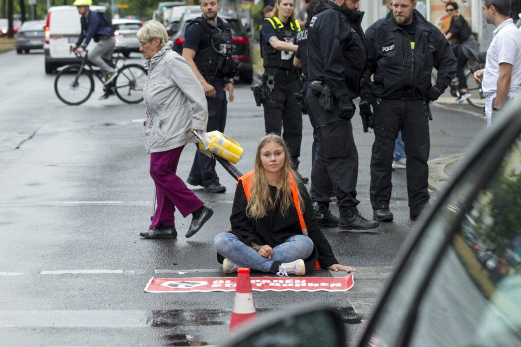 Strassensperre für Strassensperrer: Klimaaktivisten blockieren eine Strasse in Berlin. Damit ihnen nichts passiert, schützt sie die Polizei mit einer Absperrung
