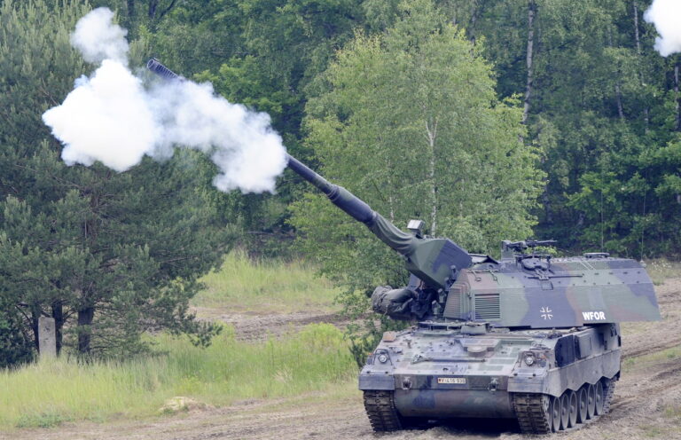 ARCHIV - 15.06.2009, Niedersachsen, Munster: Eine Panzerhaubitze 2000 der Bundeswehr feuert bei einer Fahrt auf dem Truppenübungsplatz. (Zu dpa 
