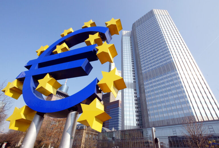 ** ARCHIV ** Die Euro-Skulptur und Europaeische Zentralbank, EZB, fotografiert am 15.Maerz 2005 in Frankfurt am Main. Die Europaeische Zentralbank (EZB) wurde am 1. Juli 1998 gegruendet. Sie hat ihren Sitz in Frankfurt am Main. Erster Praesident der EZB war der Niederlaender Wim Duisenberg. Seit November 2003 steht der Franzose Jean-Claude Trichet an der Spitze der uebernationalen Institution. (AP Photo/Michael Probst) --- ** FILE ** Euro sculpture and European Central Bank, ECB, in Frankfurt, central Germany, Tuesday, March 15, 2005. (AP Photo/Michael Probst)