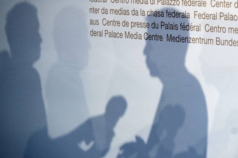 Ein Schattenbild von Christian Dussey, Direktor des Nachrichtendienstes des Bundes, NDB, rechts, anlaesslich der Medienkonferenz zum Jahresbericht, am Montag, 27. Juni 2022, in Bern. (KEYSTONE/Peter Schneider)