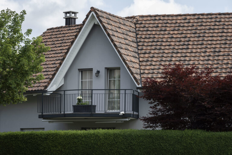 Das Dach mit Balkon eines Wohnhaus, fotografiert am Mittwoch, 29. Juni 2022 in Uster. (KEYSTONE/Christian Beutler)