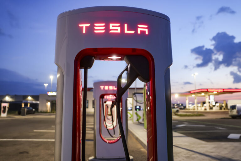01 July 2022, Saxony, Schkeuditz: Tesla charging stations at a car showroom in the morning light. The expansion of the charging infrastructure is still not progressing as desired. Photo: Jan Woitas/dpa (KEYSTONE/DPA/Jan Woitas)
