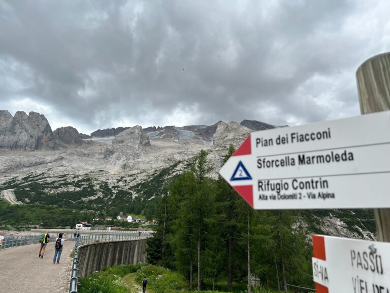 04 July 2022, Italy, Passo Fedaia: View of the broken glacier on Mount Marmolata from Passo Fedaia in the Dolomites in South Tyrol. After the momentous glacier collapse in northern Italy, the German Foreign Office assumes that Germans are involved in the accident. On Sunday, 03.07.2022 ice, snow and rocks broke off on the mountain Marmolata and buried several climbers. Photo: Manuel Schwarz/dpa (KEYSTONE/DPA/Manuel Schwarz)