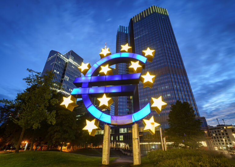 13.07.2022, Hessen, Frankfurt/Main: Das große Euro-Symbol vor der ehemaligen Zentrale der Europäischen Zentralbank (EZB, r) leuchtet am frühen Morgen. Foto: Frank Rumpenhorst/dpa +++ dpa-Bildfunk +++ (KEYSTONE/DPA/Frank Rumpenhorst)